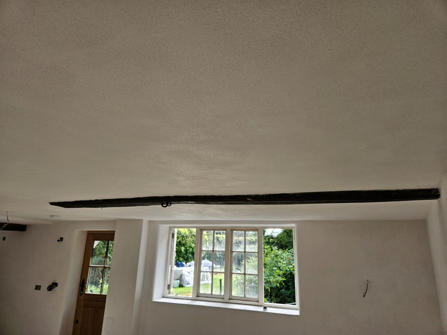 Finished lime plaster with feature beam along the ceiling
