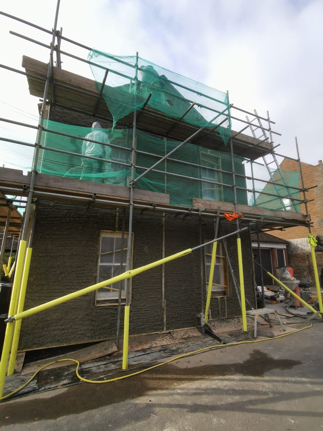 Diathonite Evolution lime-cork-clay insulating plaster being installed on all external walls