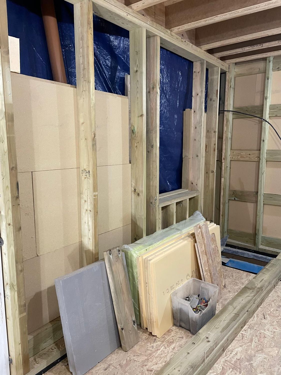 Building timber frame walls with external wood fibre insulation board