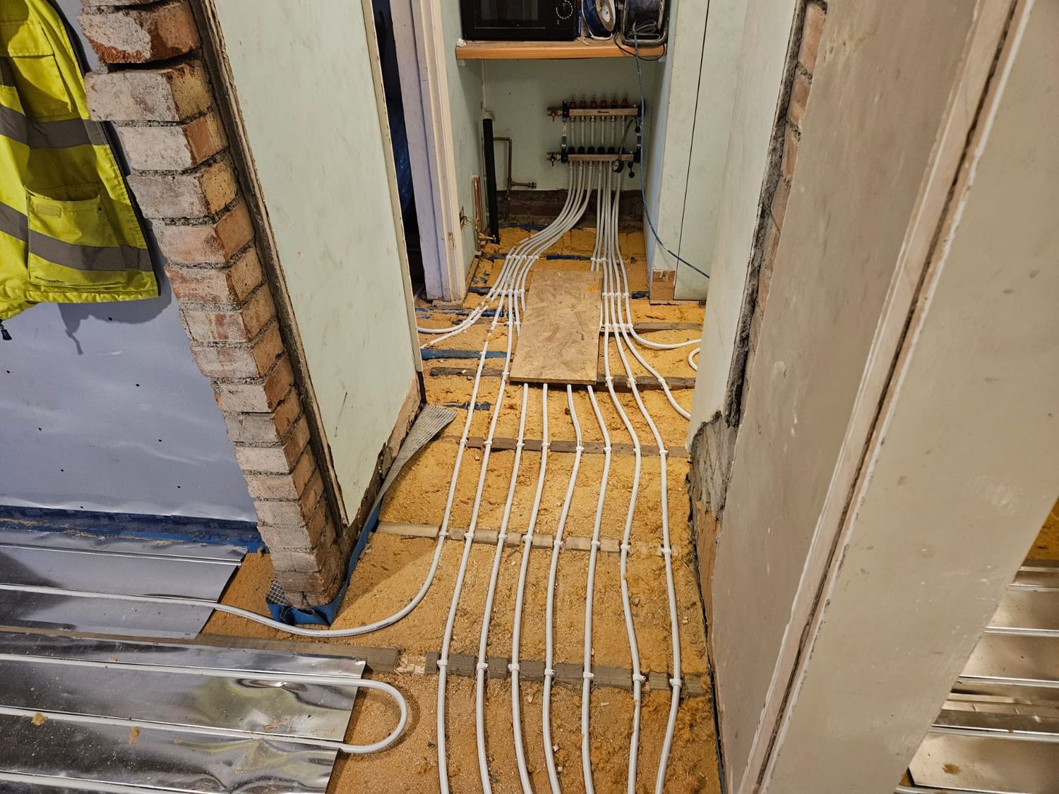 Installation of wet underfloor heating system