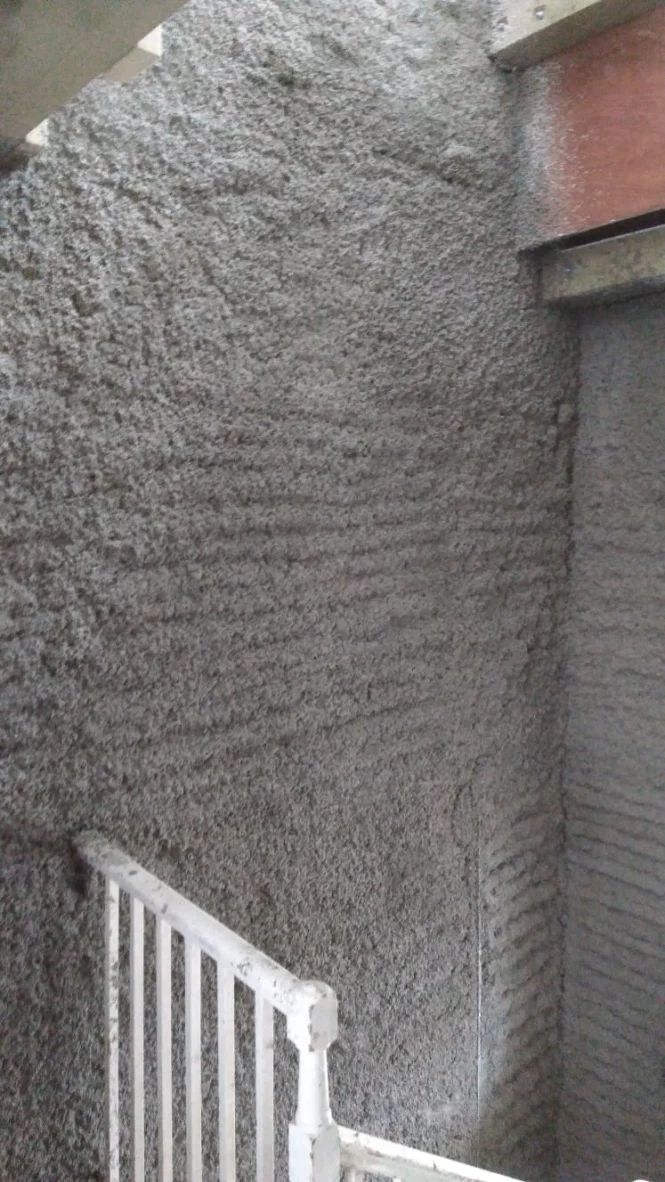 Diathonite Evolution lime-cork-clay plaster applied to landing