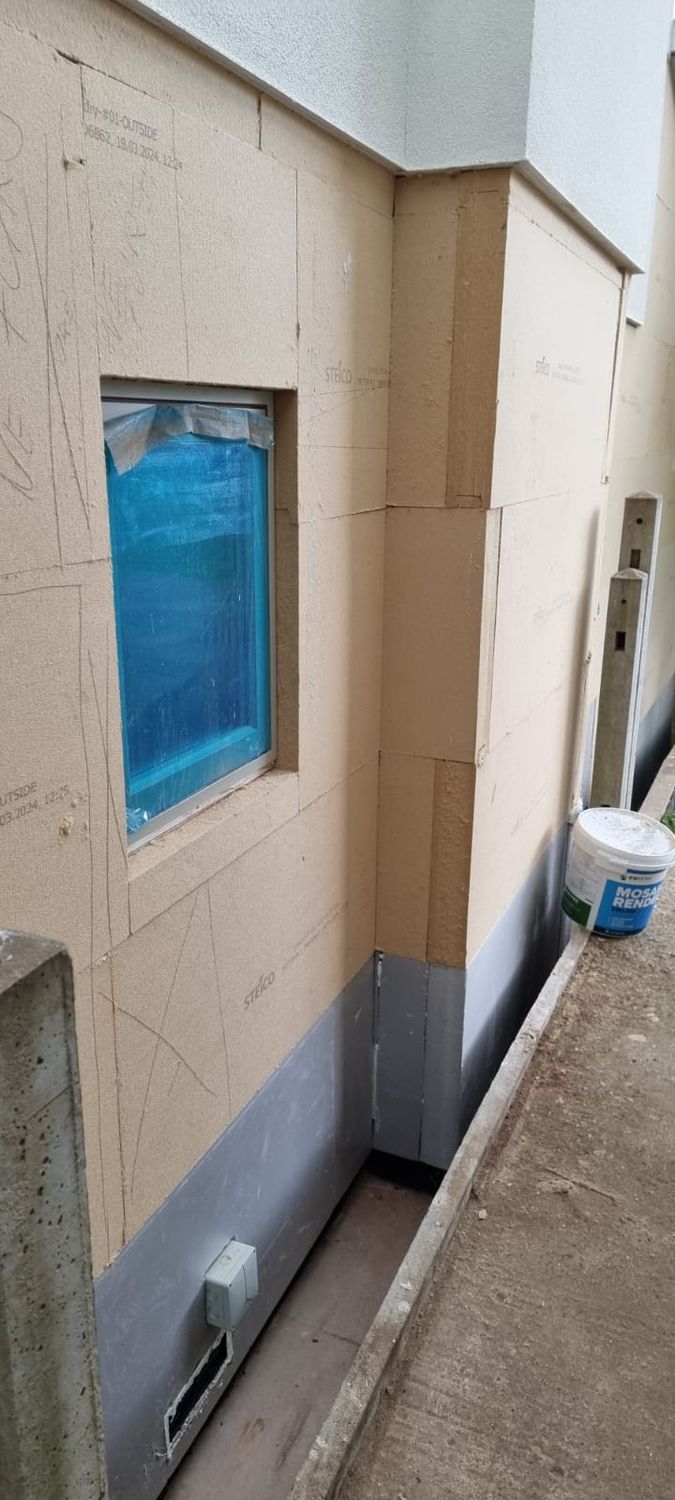 External wall insulation works with woodfibre insulation - different levels meet and footing xps insulation with telescopic subfloor ventilation