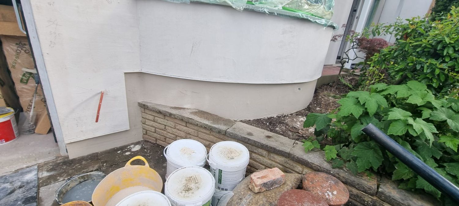 Vapour permeable basecoat applied to wood fibre boards