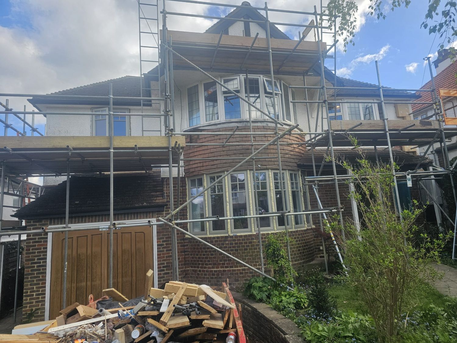 Scaffolding for insulating front elevation