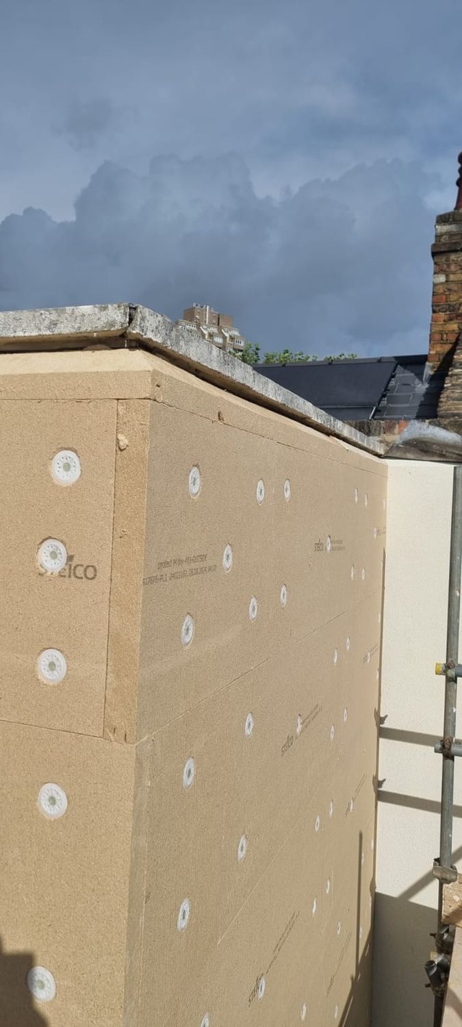 Top of wood fibre boards chamfered on the top of external wall insulation