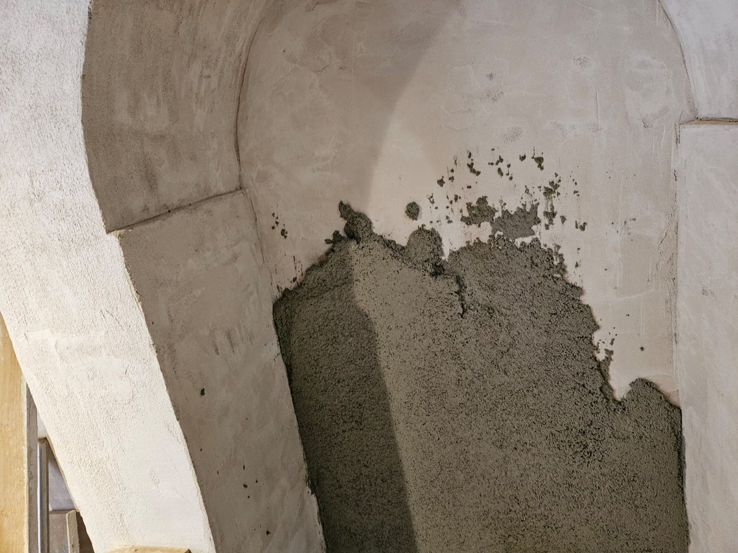 Diasen Diathonite Evolution insulating breathable lime plaster being applied to walls