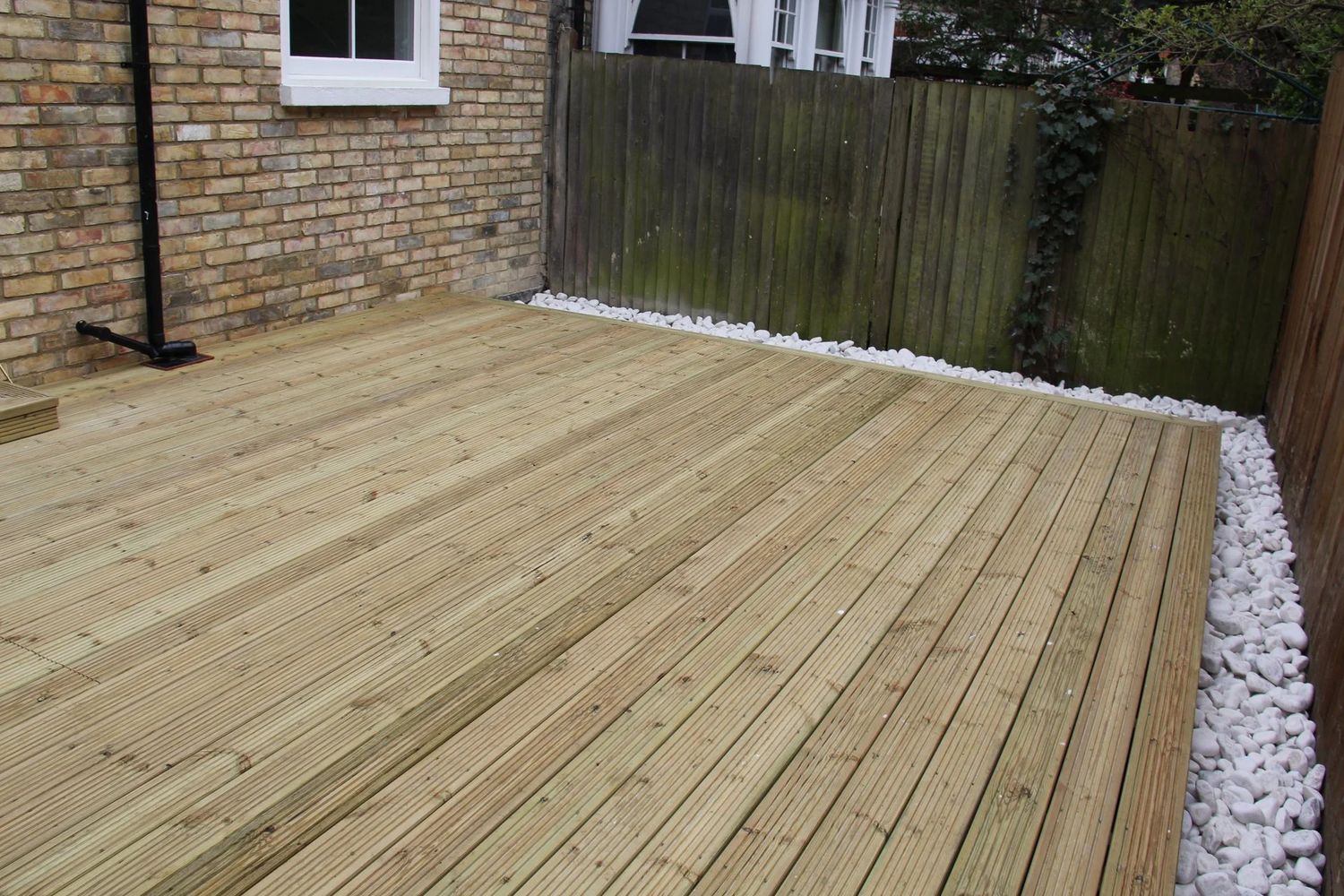 Decking with white cobbles