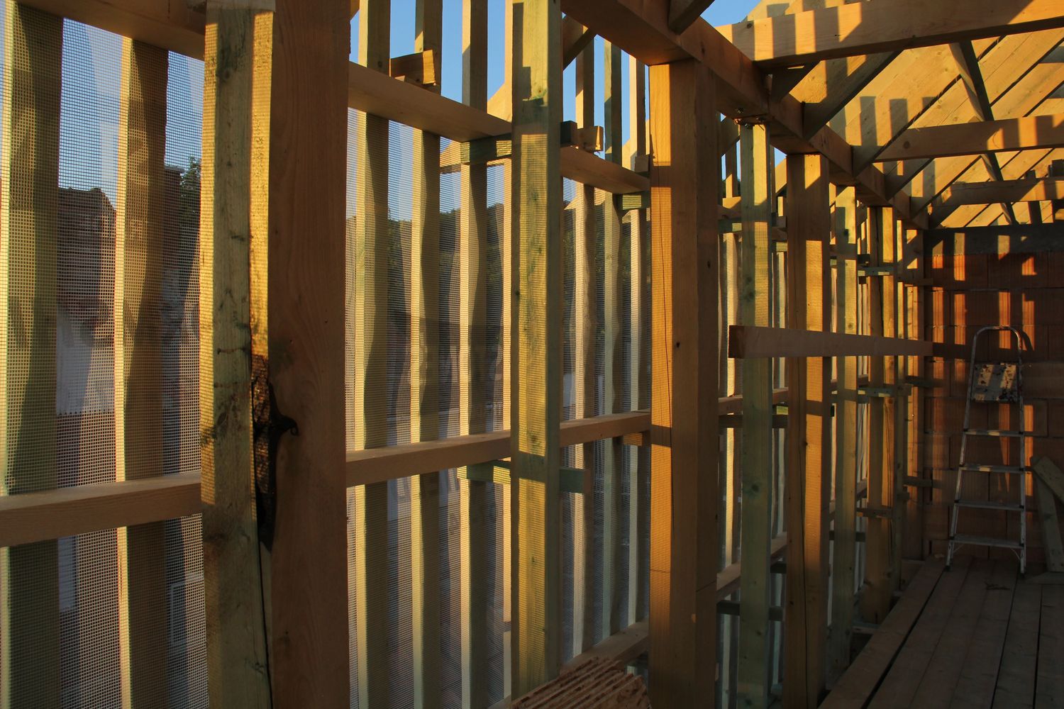 Mesh and batten installation onto timber structure to hold hempcrete in place