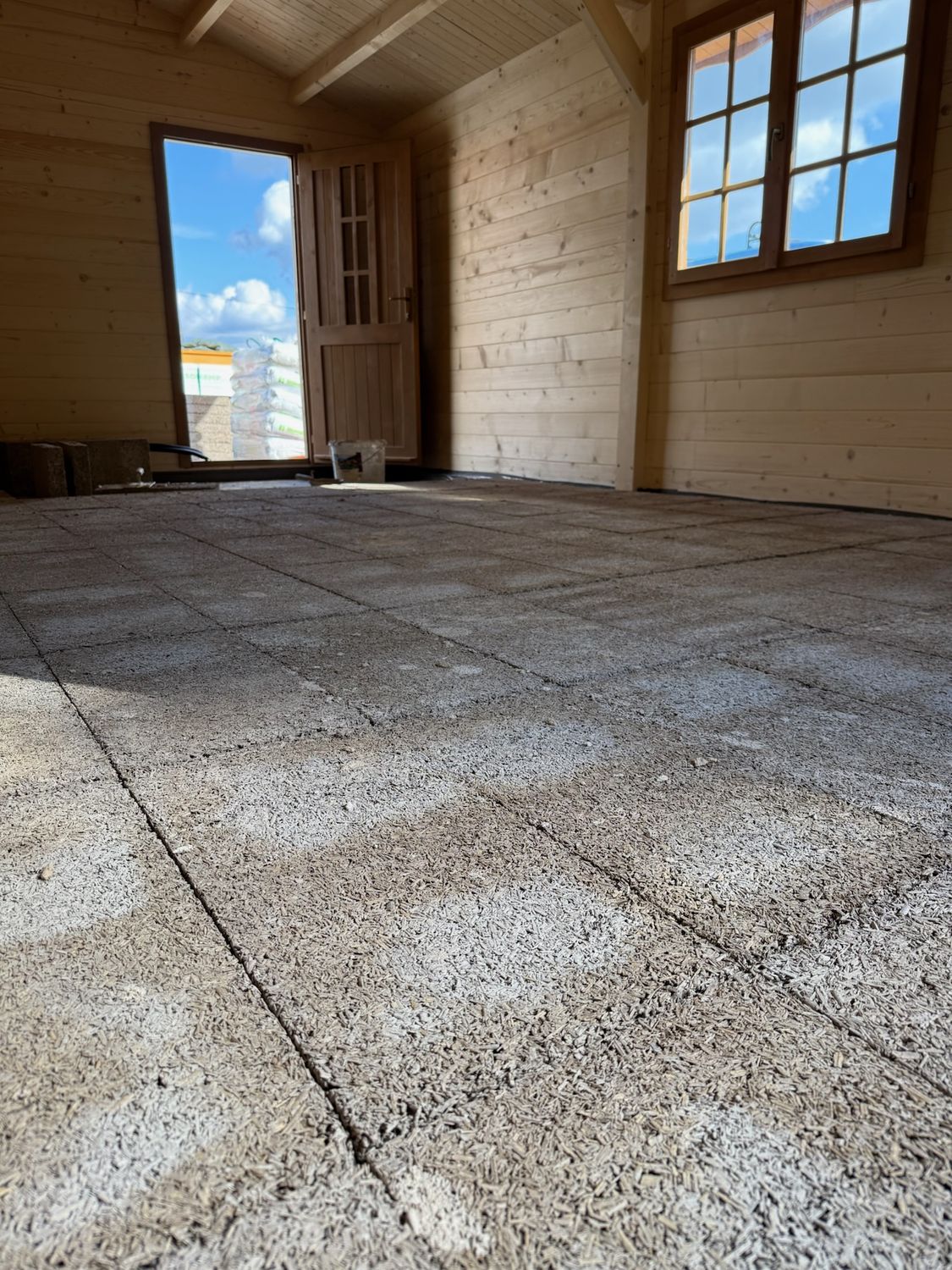 Insulating floor with IsoHemp hempcrete insulation