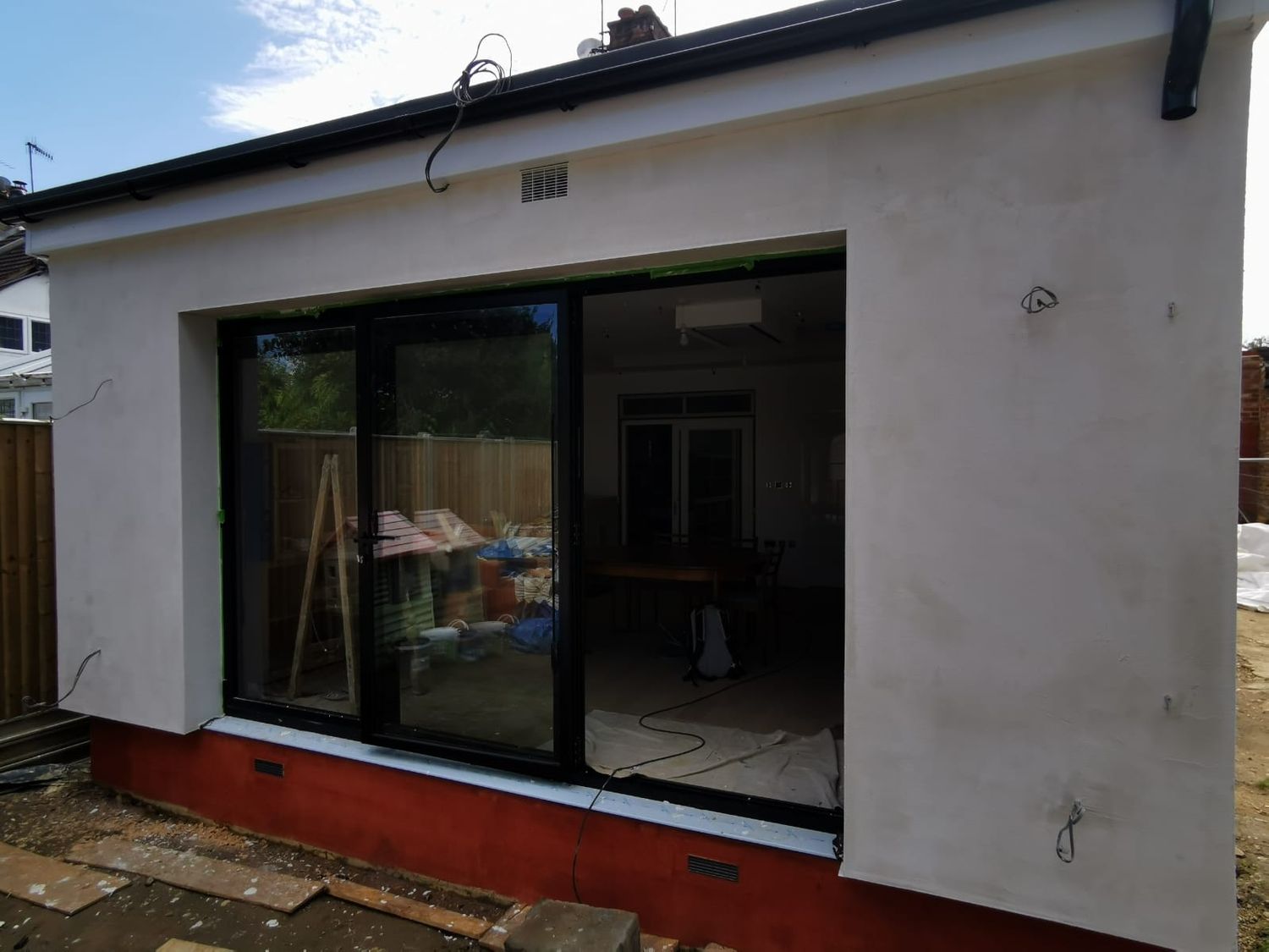 Breathable basecoat render applied onto wood fibre boards