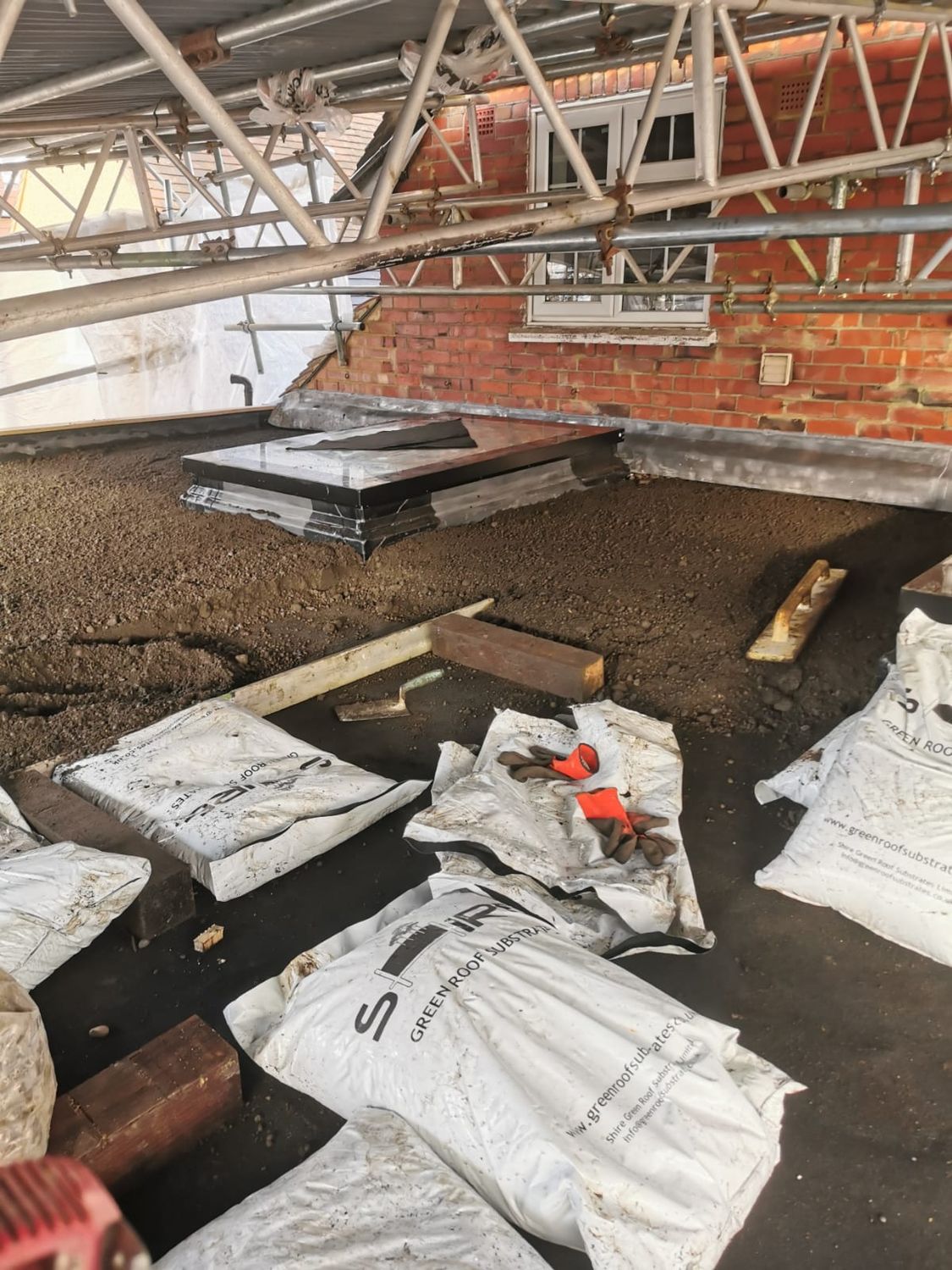 Laying green roof substrate