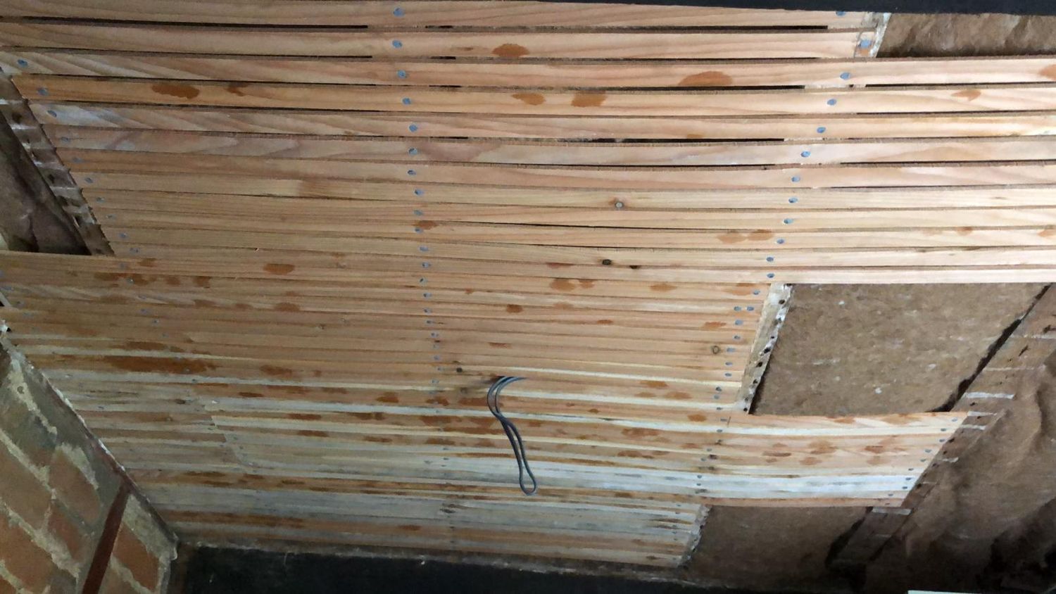 Lath overlaps on ceiling, hemp-jute insulation in ceiling between joists